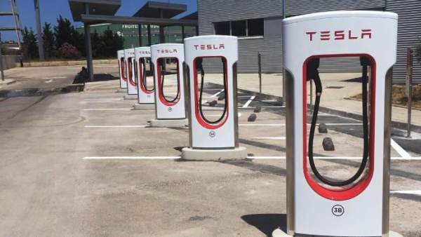 Тесла открыла свою первую станцию зарядки  Supercharger в Мадриде