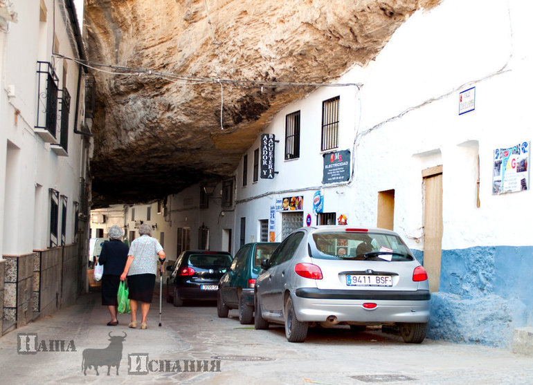 Сетениль де лас Бодегас – город с крышами из скал.