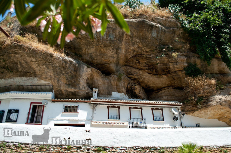 Сетениль де лас Бодегас – город с крышами из скал.