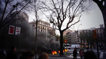 На улицах Барселоны  протестующие жгут покрышки 