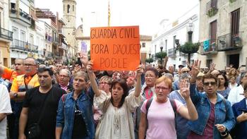 Каталонцы выгнали из своих отелей испанских полицейских