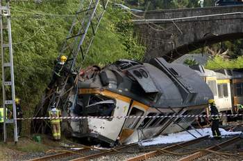 Три человека погибли при крушении поезда на севере Испании