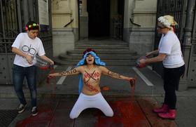 Активистки Femen обнажились перед церковью в Мадриде
