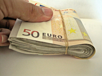 Частным предпринимателям будет запрещено платить наличными свыше 2500 евро